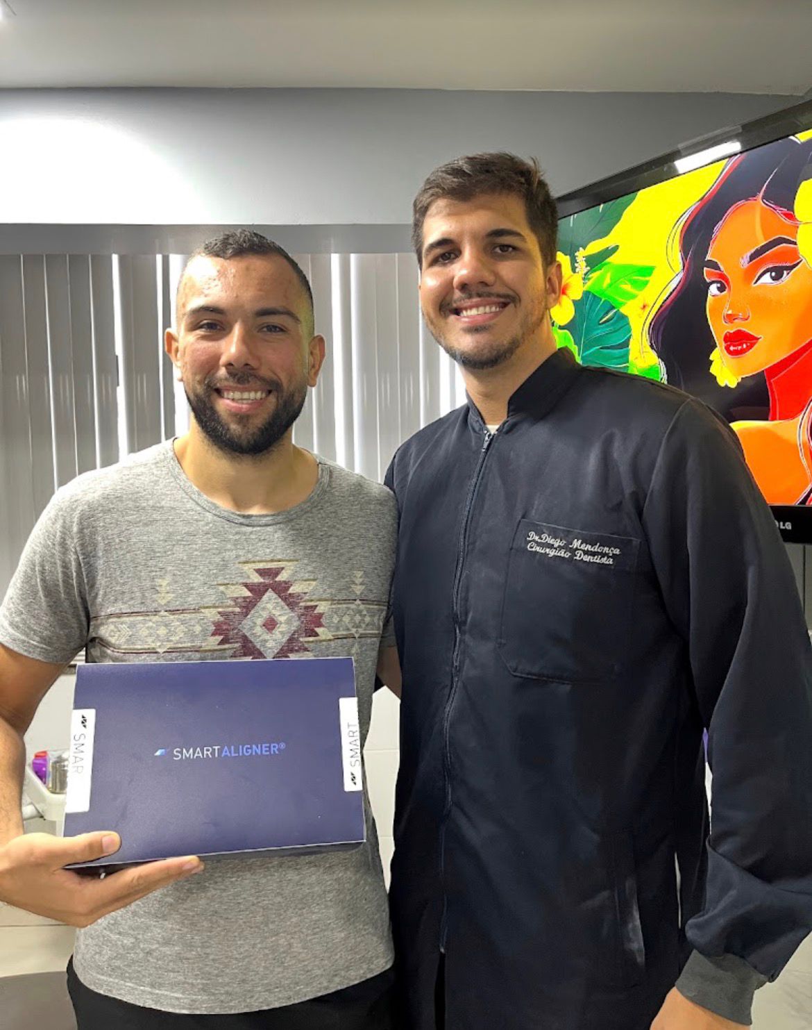 Paciente satisfeito ao lado do Dr. Diego Mendonça após o tratamento